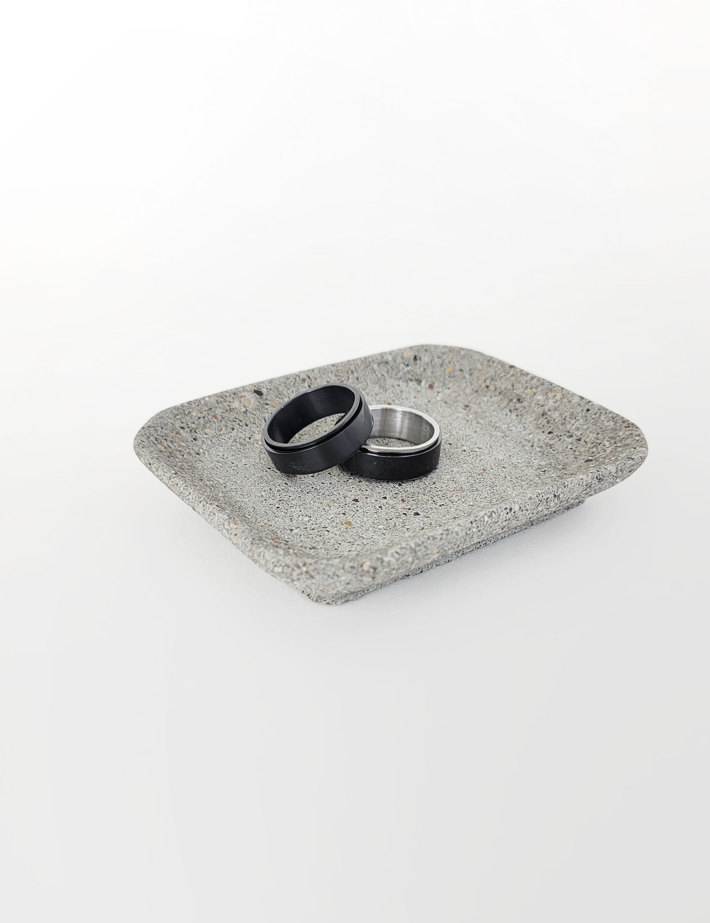 Grey_Ringdish_Front_Display.jpg