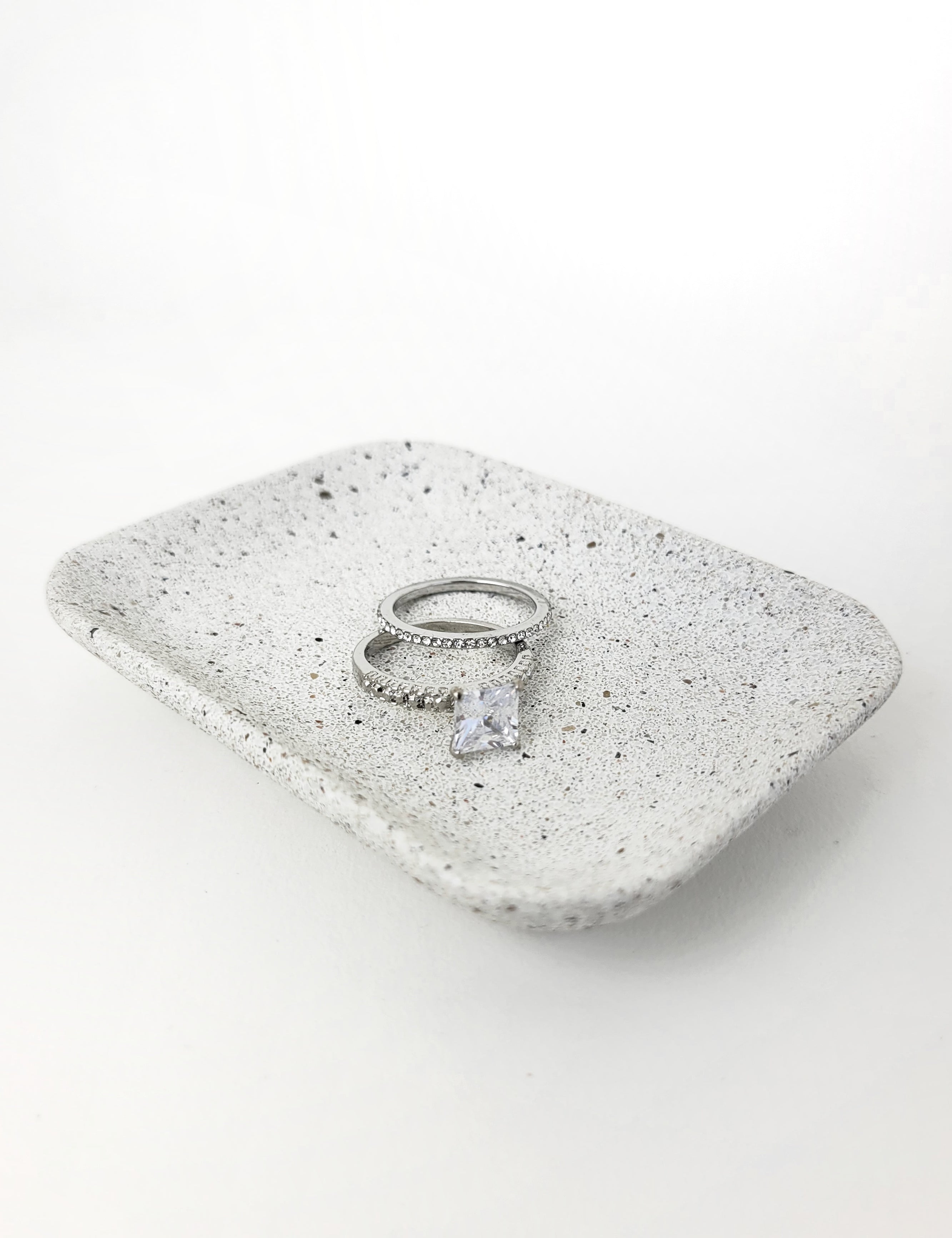 White_Ringdish_Front_Display_01.jpg